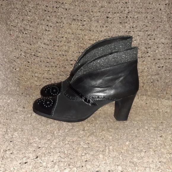 HISPANITAS-Black Patent Leather-Multi Material-Glove Heel Bootie-Sz 41-Near Mint - Picture 2 of 7